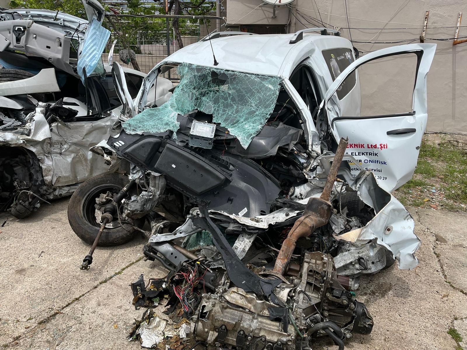 Kaporta onarımı sonrası parlatılmış araç gövdesi